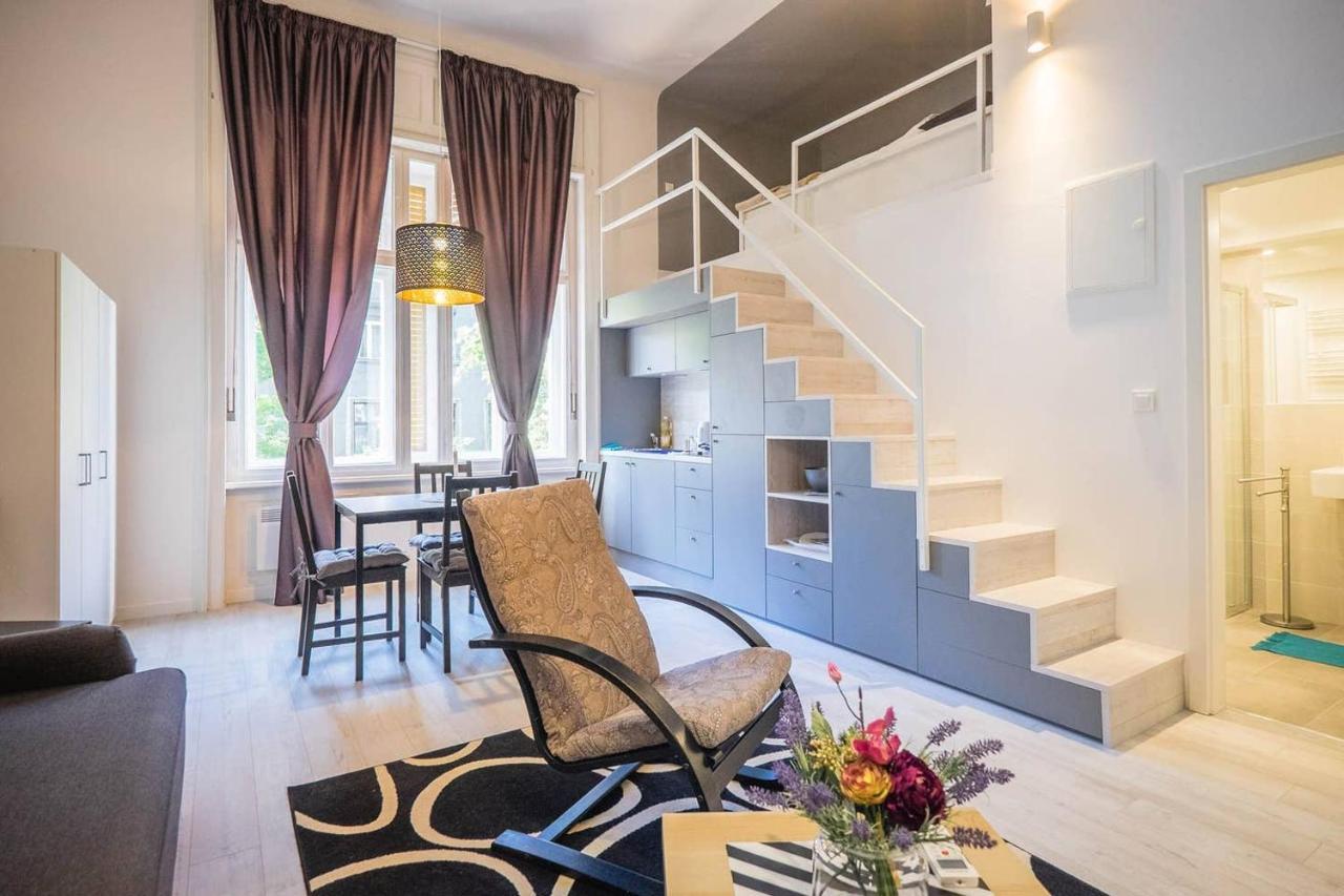Gallery Duplex Apartment *